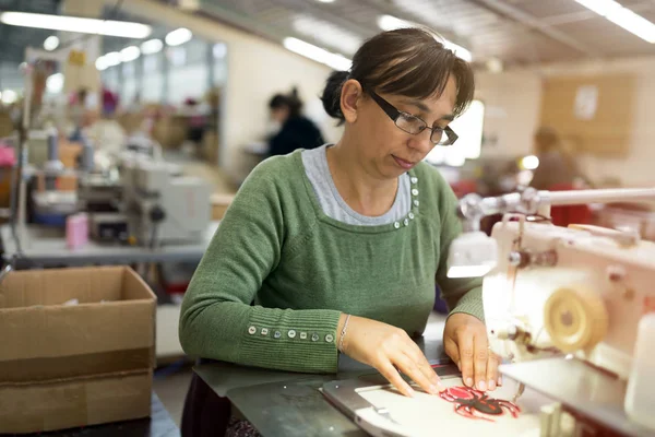 Tekstil sektöründe çalışan kadın