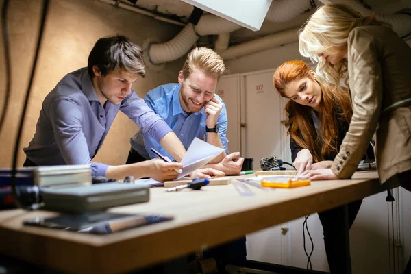 Grupo de diseñadores que trabajan en el proyecto — Foto de Stock