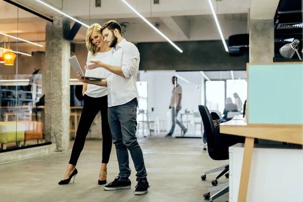 Discutiendo nuevas ideas con su compañero de trabajo — Foto de Stock