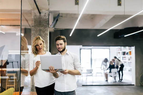 Colleagues brainstorming in the office — Stock Photo, Image