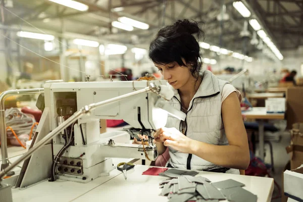 Travailleur dans l'industrie textile couture — Photo