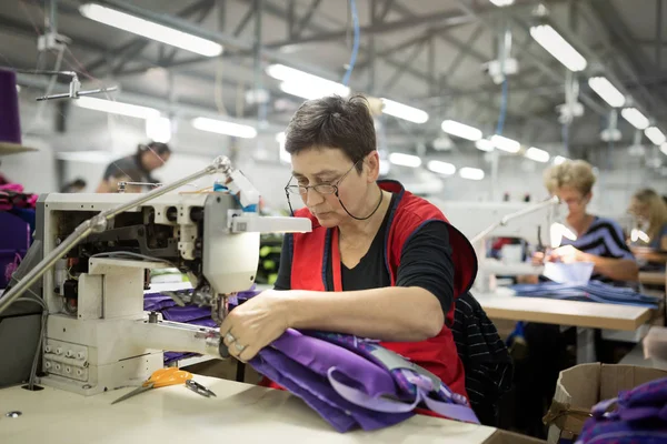 Donna che lavora nell'industria tessile — Foto Stock