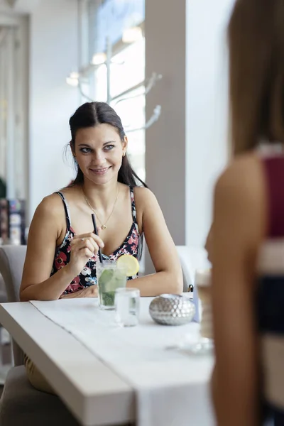 Donne che parlano al ristorante — Foto Stock