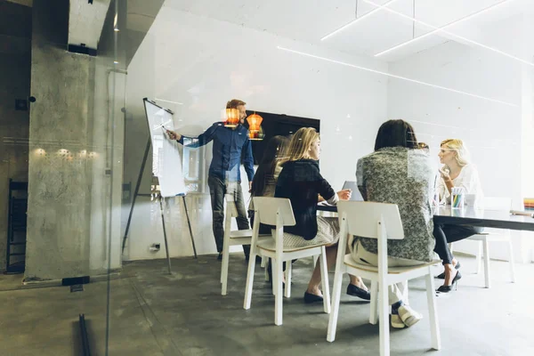 Groupe de collaborateurs au bureau — Photo