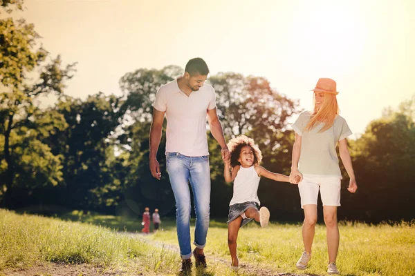 Lekfull familjen promenader — Stockfoto