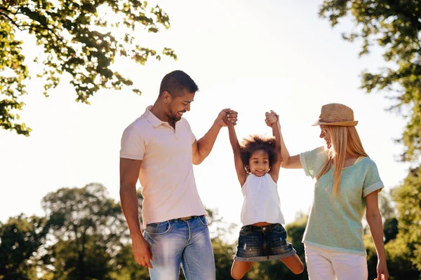 Lekfull familjen ha roligt utomhus — Stockfoto