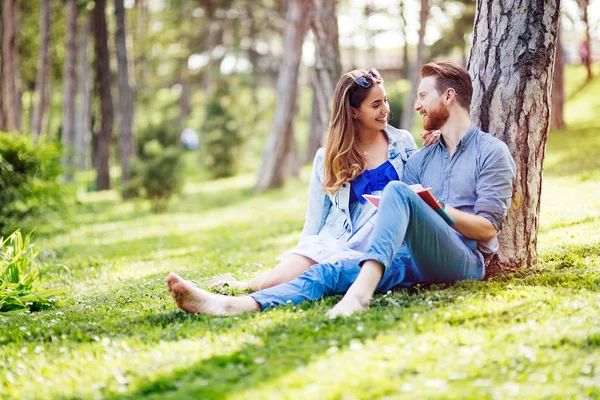 Beautiful couple studying together — Stock Photo, Image