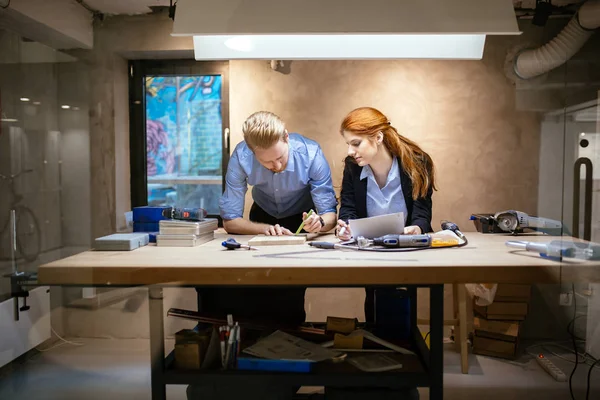 Designer, die im modernen Büro arbeiten — Stockfoto