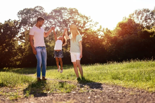 Lekfull familj utomhus — Stockfoto