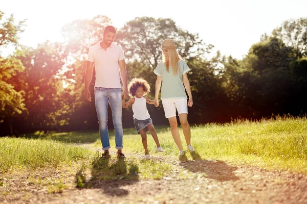 Lekfull familjen ha roligt utomhus — Stockfoto