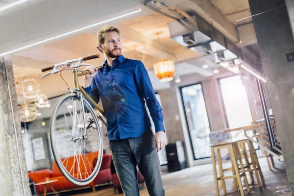 Homem usando bicicleta — Fotografia de Stock