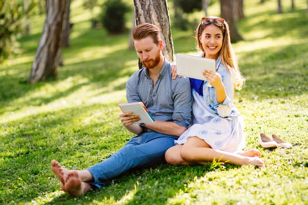 Studenti universitari che studiano nel parco — Foto Stock