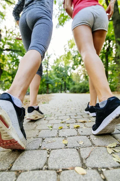 Primo piano di piedi joggers — Foto Stock