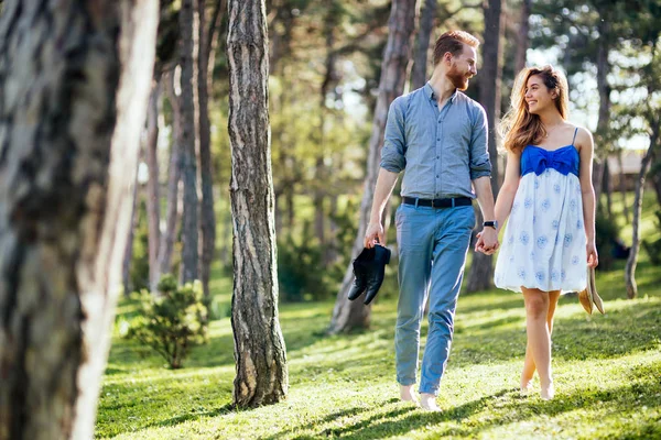 Doğada romantik yürüyüş