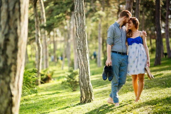 ロマンチックなカップル歩く — ストック写真