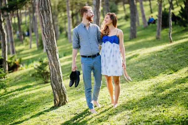 Romantische wandeling in de natuur — Stockfoto