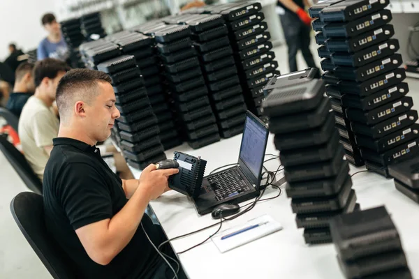 Trabajador que utiliza lector de código de barras — Foto de Stock