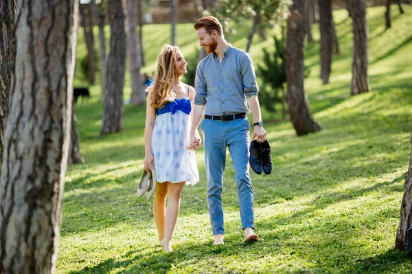 Paar bos wandelen — Stockfoto