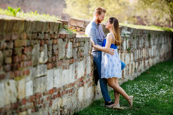 Hermosa pareja abrazándose — Foto de Stock