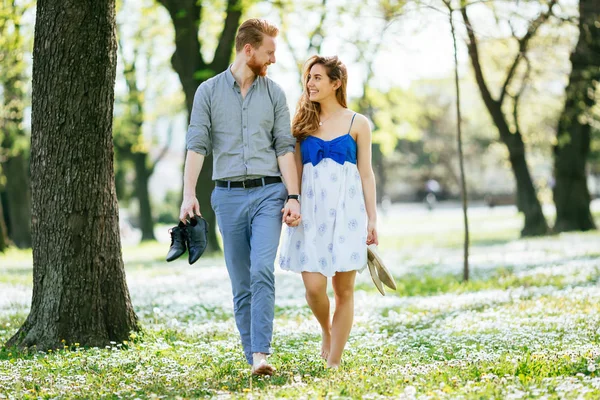 Romantischer Spaziergang in der Natur — Stockfoto