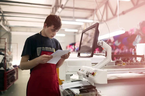 Trabajador que trabaja en la industria textil — Foto de Stock