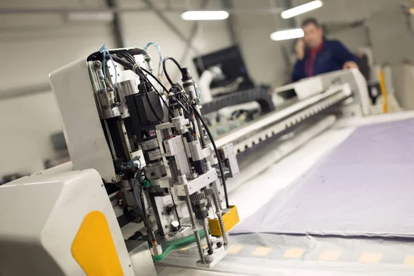 Travailleur travaillant dans l'industrie textile — Photo