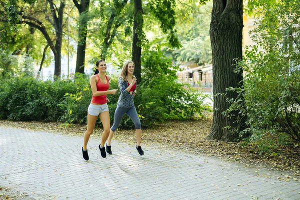 iki genç kadın koşu