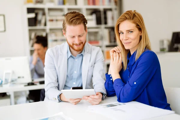 Femme d'affaires prospère en entreprise — Photo