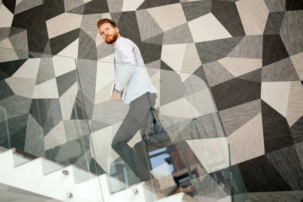 Geschäftsmann auf Treppe mit polygonaler Wand — Stockfoto