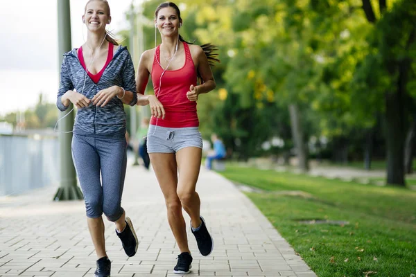 Zwei Frauen joggen im Park — Stockfoto