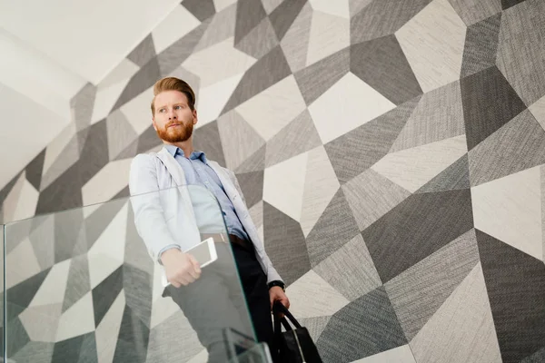 Podnikatel na schodech s polygonální stěny — Stock fotografie