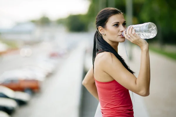 Mujer atractiva agua potable — Foto de Stock