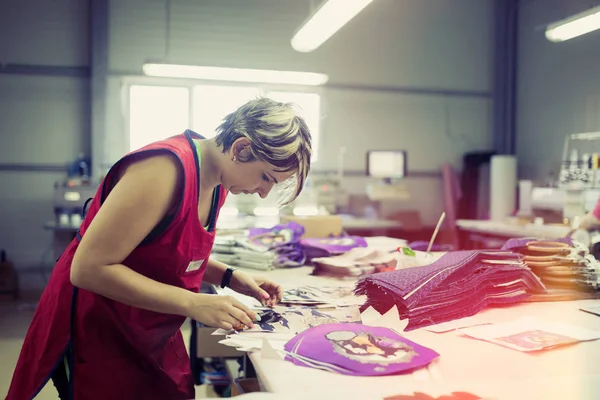 Femmina che lavora su tessuto di abbigliamento — Foto Stock