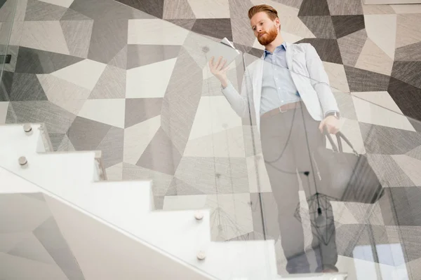 Бизнесмен на лестнице с многоугольной стеной — стоковое фото