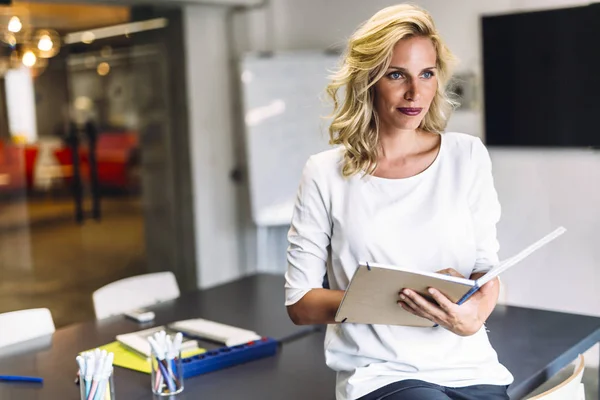 Beautiful woman educating herself — Stock Photo, Image