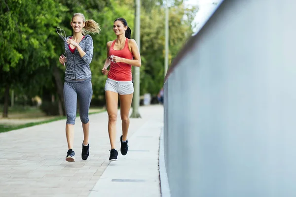 Trainen door joggen in stad — Stockfoto