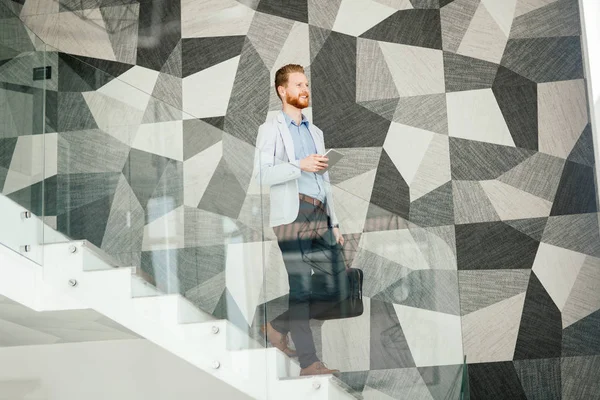 Homme d'affaires dans les escaliers avec mur polygonal — Photo