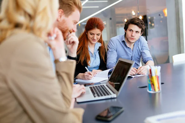 Estilo de vida de los empresarios en el cargo — Foto de Stock