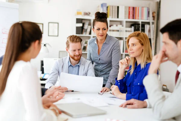 Ofiste çalışan iş adamları