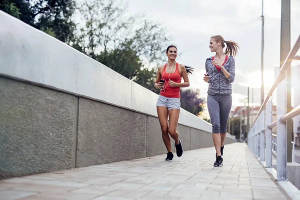 Iki kadın joggers — Stok fotoğraf