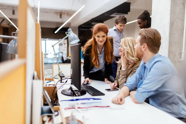 Företagare som arbetar på kontor — Stockfoto