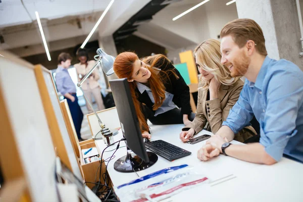 Forretningsfolk som arbeider i embetet – stockfoto