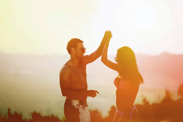 Pareja bailando al atardecer —  Fotos de Stock