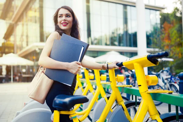 Mujer de negocios con documentos y bicicleta — Foto de Stock