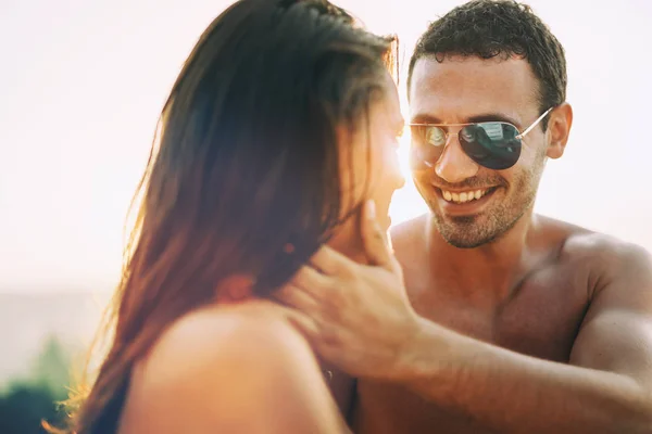 Bello uomo con gli occhiali da sole — Foto Stock