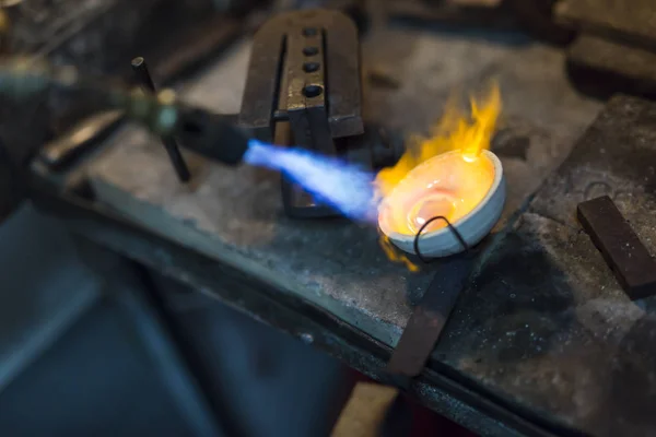 Jeweler welding gold — Stock Photo, Image