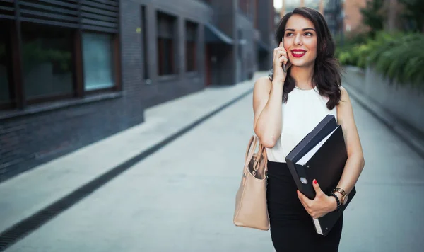 Belle femme d'affaires utilisant le téléphone — Photo