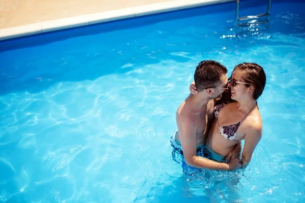 Couple amoureux profiter de l'été — Photo