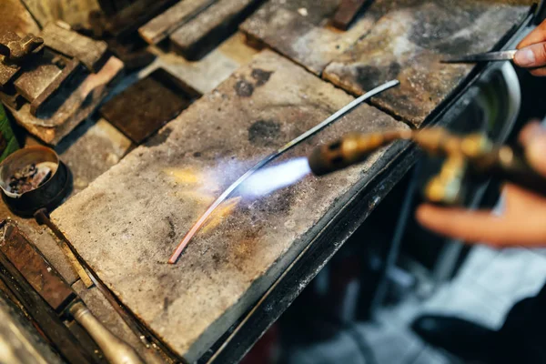 Joalheiro processamento de metal — Fotografia de Stock