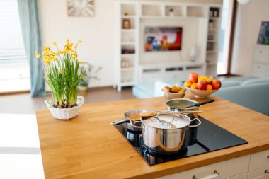 Öğle Yemeği mutfakta yapılıyor